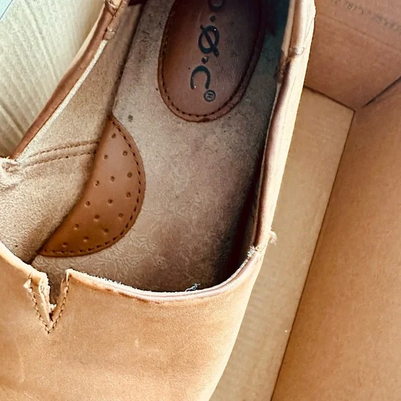 Women’s Tan Leather Slip-On Shoes - Picture 4 of 4